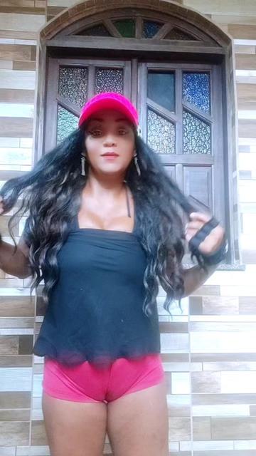 @Lucy a guria da blusa preta