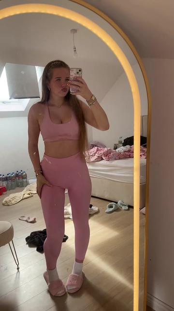 @𝐋𝐌🎀🩵😛👏🏽🍒🩷🙈🙂