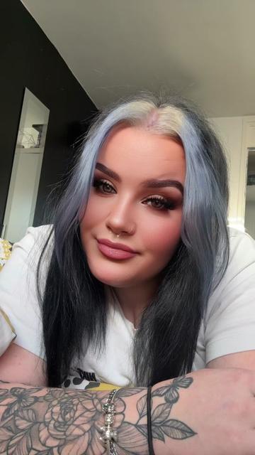 @Hollie🏳️🌈