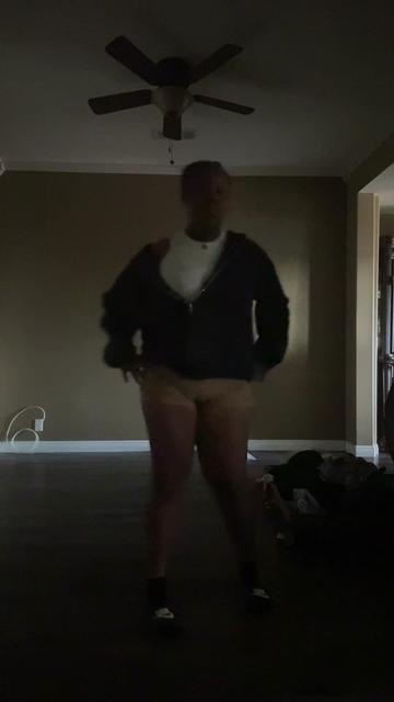 @👩🏾&zwj;🎤🐐