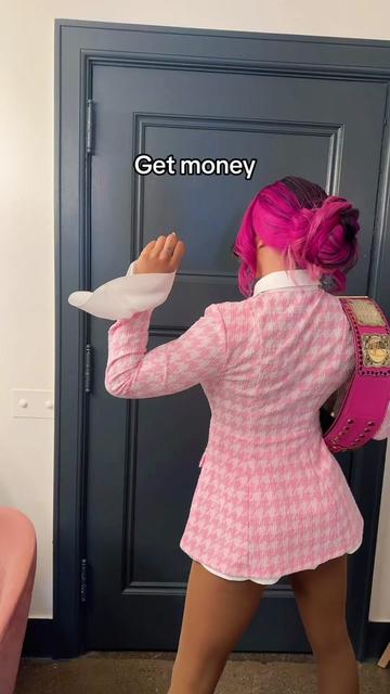 @Mercedes Moné
