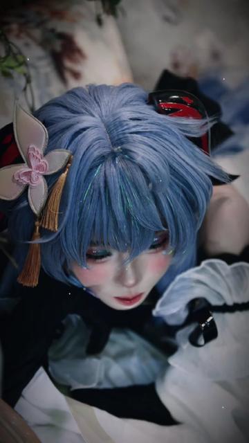 @mèo nhỏ ôm cuộn len