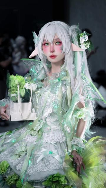@mèo nhỏ ôm cuộn len