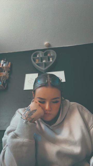 @Hollie🏳️🌈