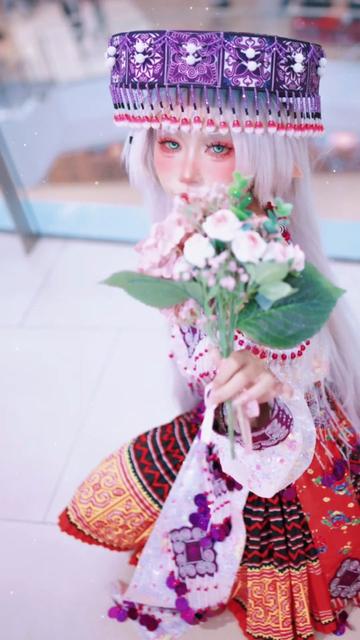 @mèo nhỏ ôm cuộn len