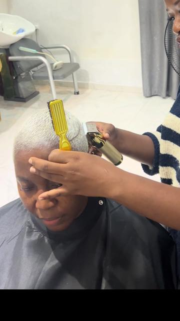 @FEMALE BARBER/LOCTICIAN IN LAG