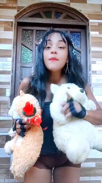 @Lucy a guria da blusa preta