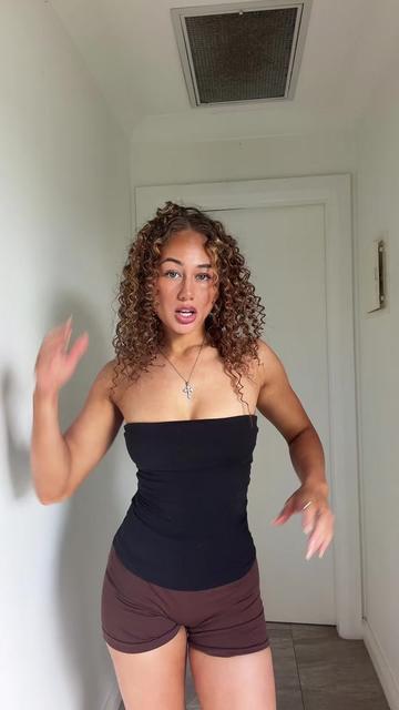 @D E R E L L E . A V E R Y