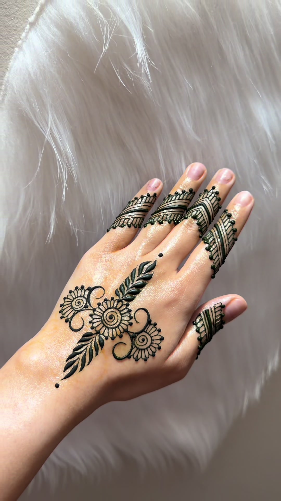 @charmsofmehandi