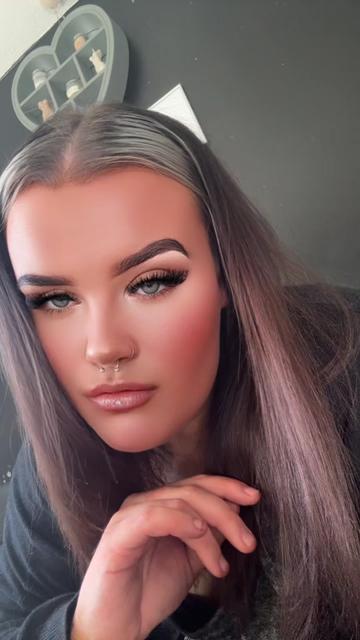 @Hollie🏳️🌈
