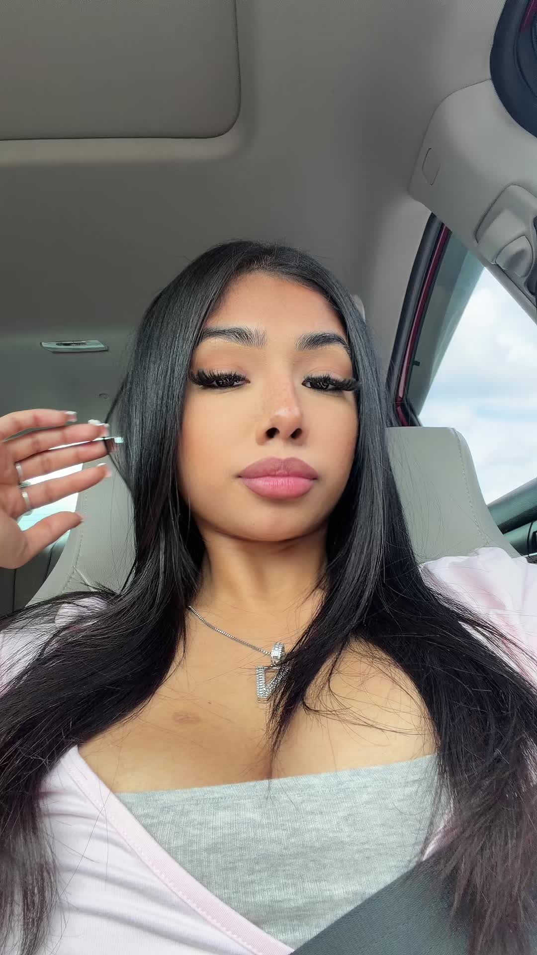 @𝒱