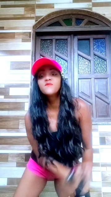 @Lucy a guria da blusa preta