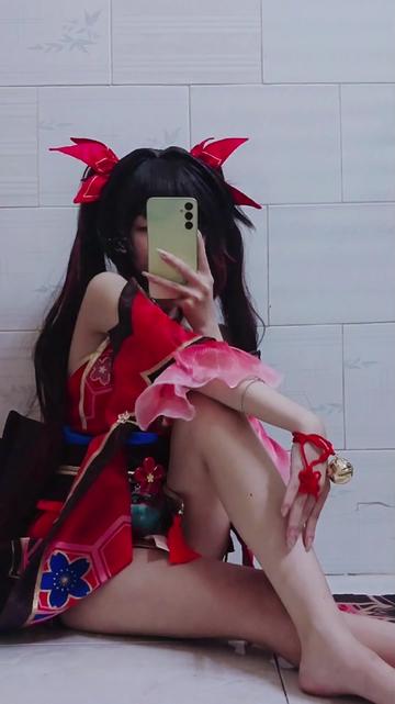 @mèo nhỏ ôm cuộn len