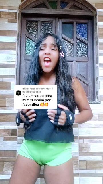 @Lucy a guria da blusa preta
