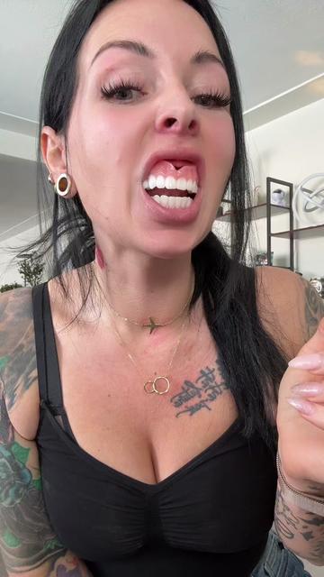 @To0thlessQueen💋