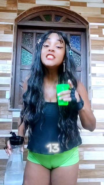 @Lucy a guria da blusa preta