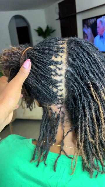 @FEMALE BARBER/LOCTICIAN IN LAG