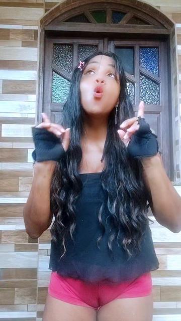 @Lucy a guria da blusa preta