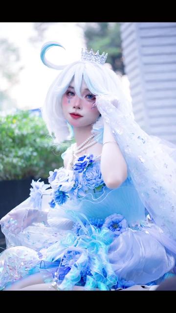 @mèo nhỏ ôm cuộn len