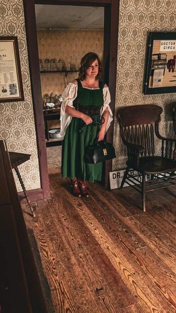 @TheresaHauntsTheMansion