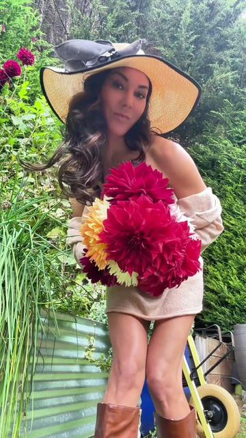 @Ava Dahlia 🇨🇦👩&zwj;🌾✌️