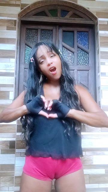 @Lucy a guria da blusa preta
