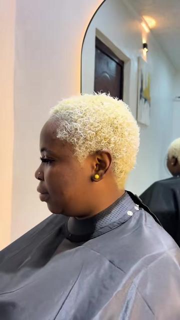@FEMALE BARBER/LOCTICIAN IN LAG