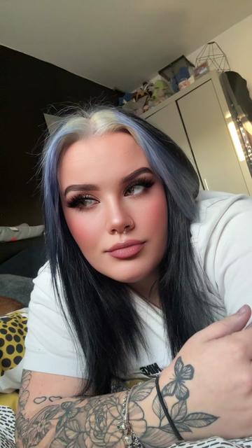 @Hollie🏳️🌈