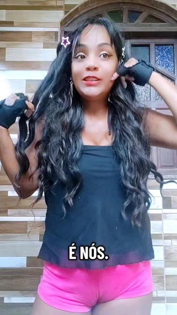 @Lucy a guria da blusa preta