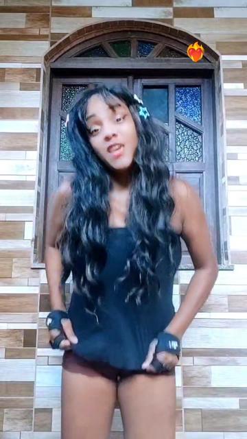 @Lucy a guria da blusa preta
