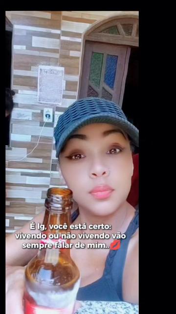 @Lucy a guria da blusa preta