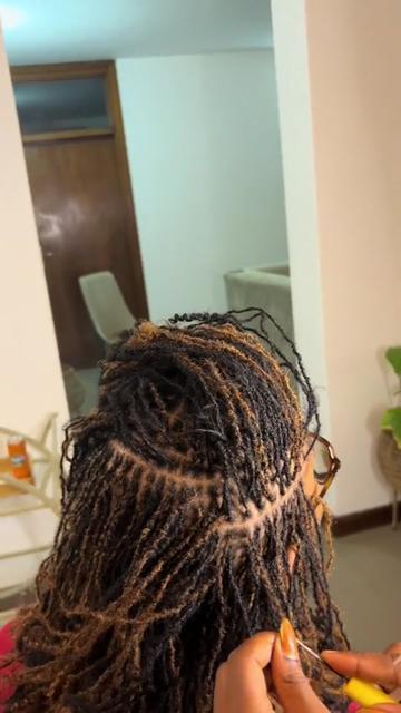 @FEMALE BARBER/LOCTICIAN IN LAG