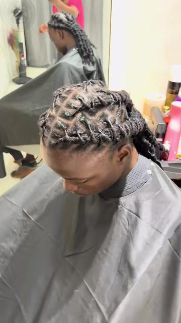 @FEMALE BARBER/LOCTICIAN IN LAG