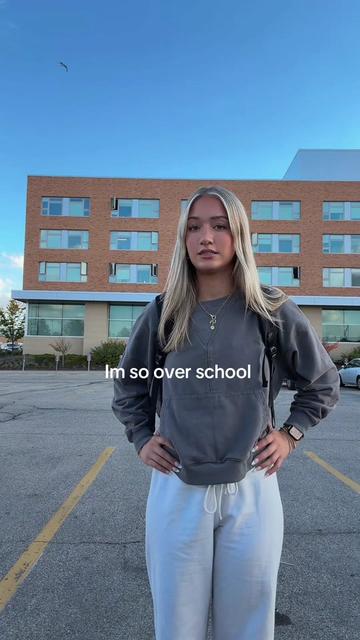@caitlynnavery