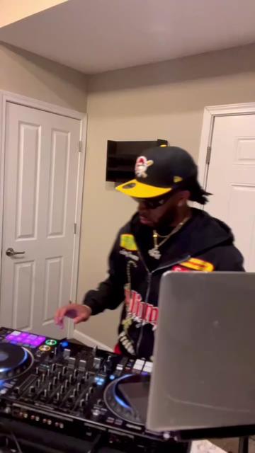 @djsneaks__