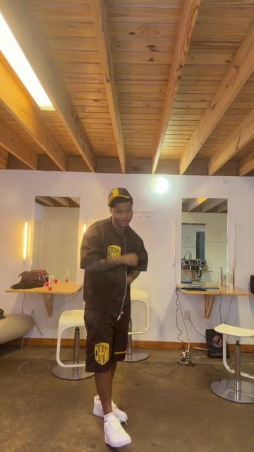 @_deewho
