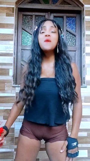 @Lucy a guria da blusa preta
