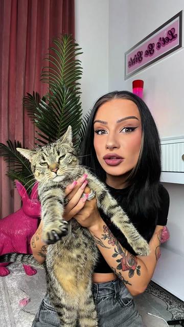 @adriannaskon