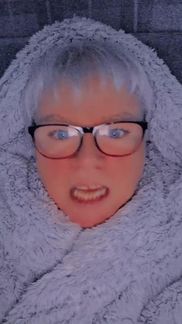 @Itsmedeedee