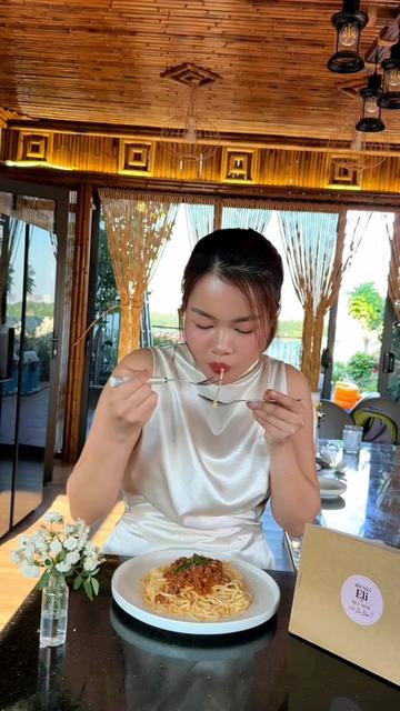 @Eli Vũ · Cô chủ tiệm mì Ý