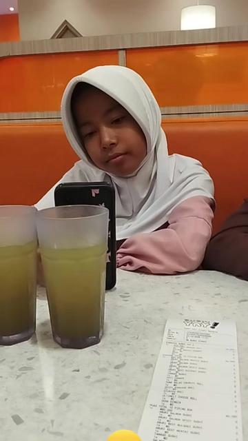 @momhie