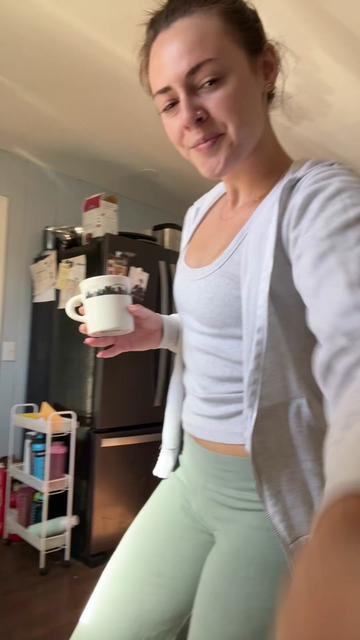 @🧍🏼&zwj;♀️