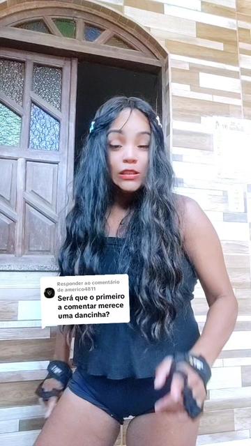 @Lucy a guria da blusa preta