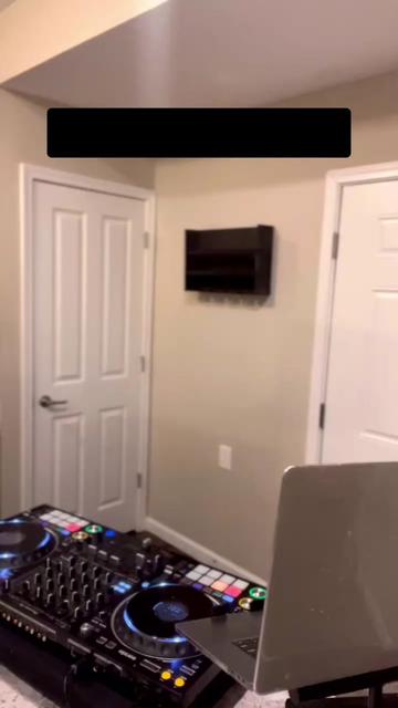 @djsneaks__