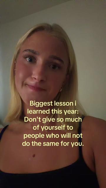 @theelliebarker