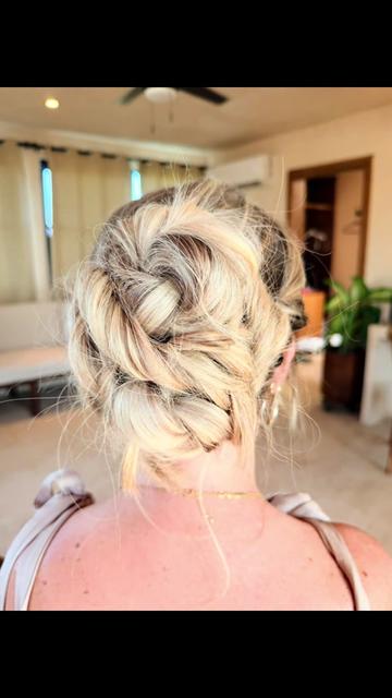 @Hayli Moore | Hairstylist