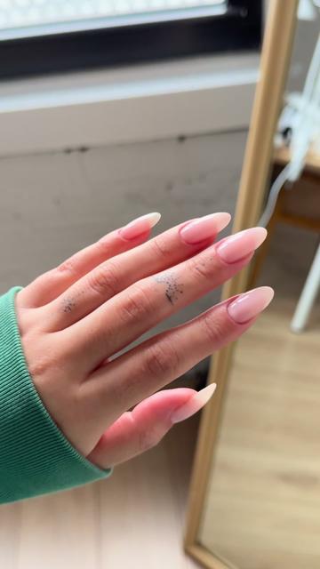 @Abouthernails
