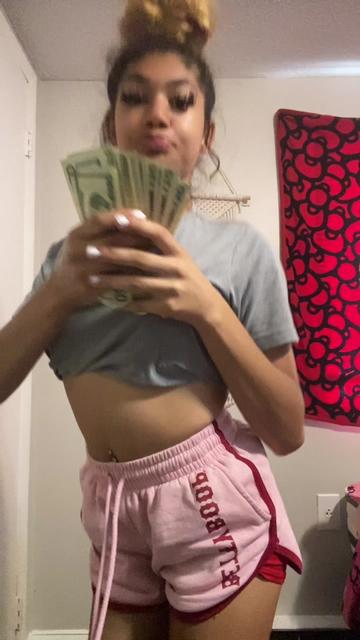 @THAT GIRL👸🎀🍭💴