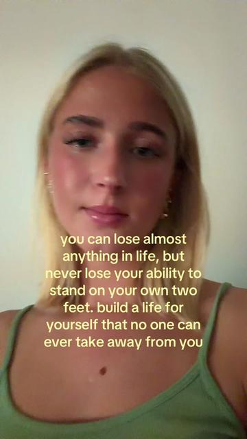 @theelliebarker