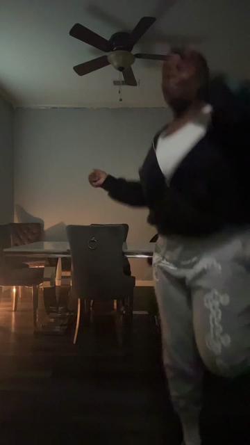 @👩🏾&zwj;🎤🐐